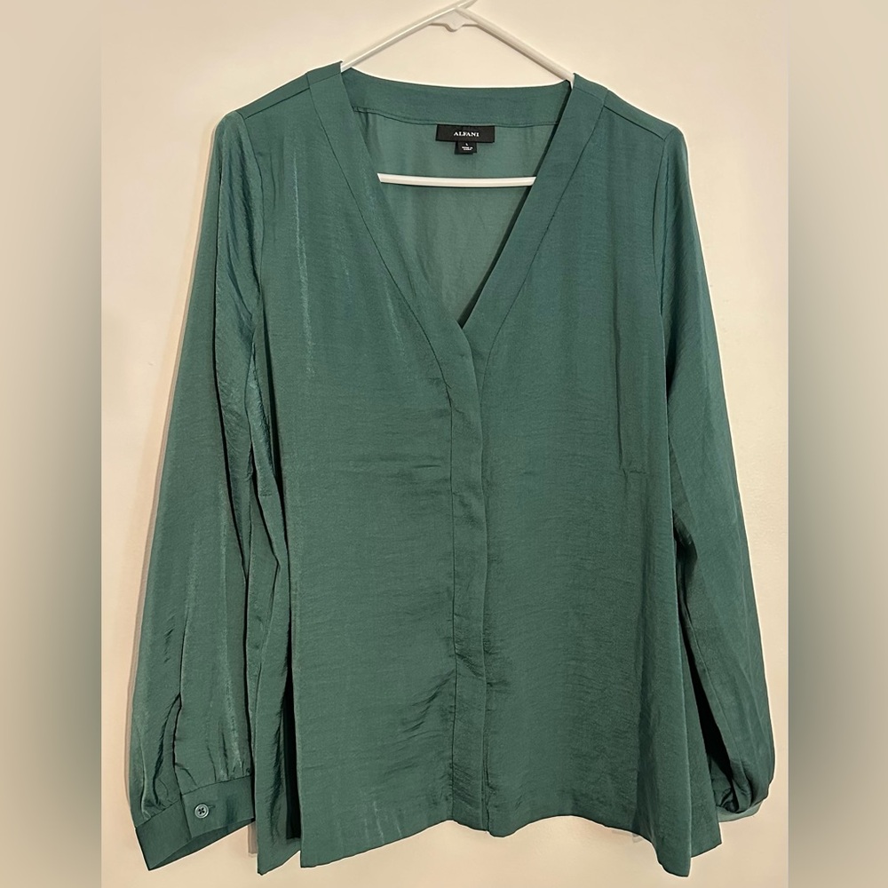 Alfani long sleeve green blouse. Like new. Sz large.